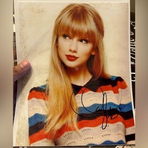 Taylor Swift signed with Coa ✍🏼